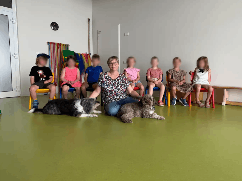 Frau Wurmbach mit Kindern und Hund im Kindergarten