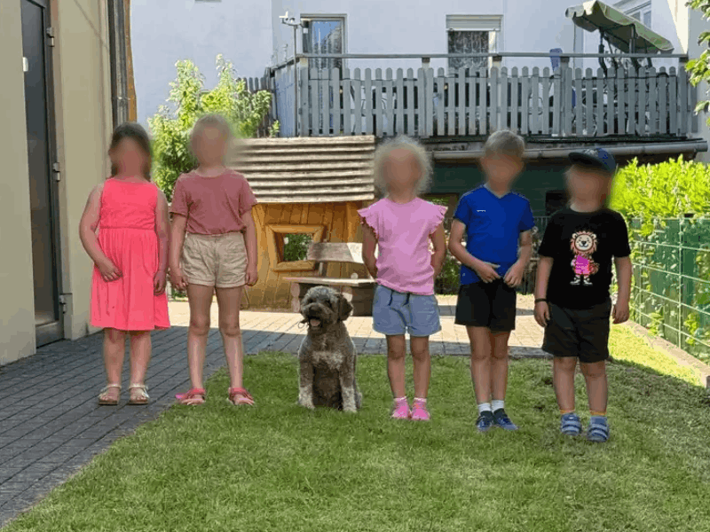 Kinder posieren mit Hund