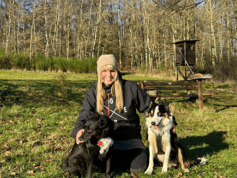 Kollegin Nicole Kreutz mit ihren beiden Hunden auf der Wiese