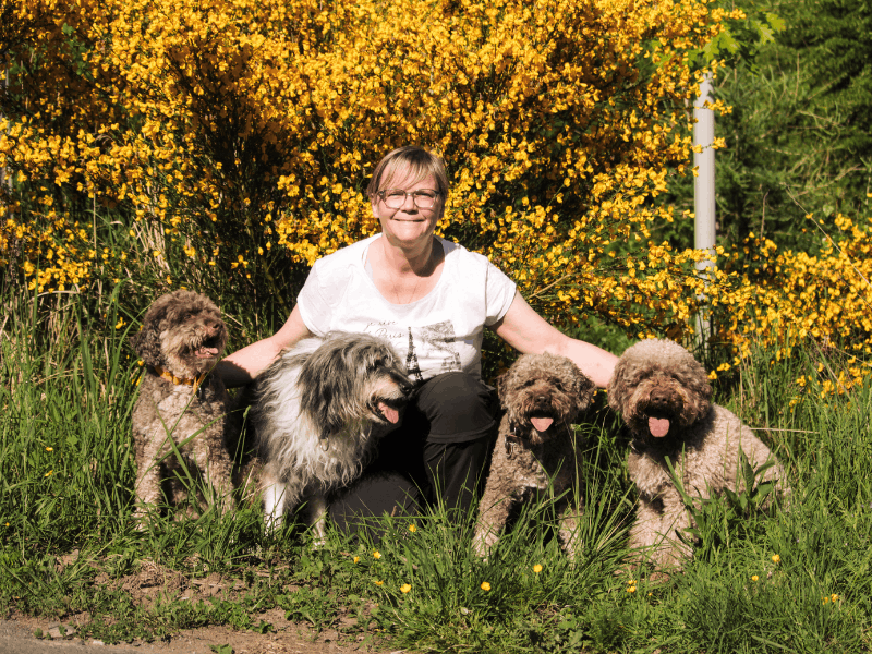 Frau Wurmbach posiert mit ihren 4 Hunden im Wald