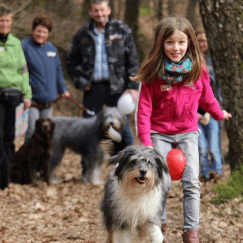 Kind mit Hund bei der Krimitour im Wald